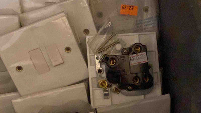 سکرو کے ساتھ 13 Amp سنگل سوئچ فیوزڈ اسپر